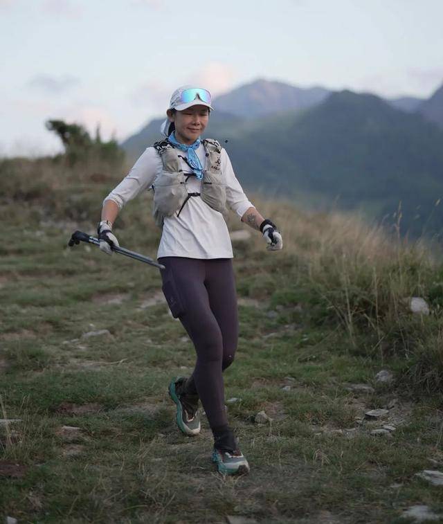 难的旅程中, 在一段高耸 难的旅程中, 在一段高耸